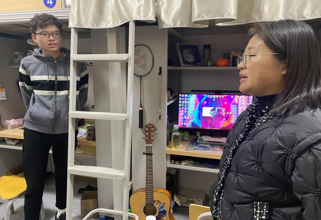 查寝篇 | 学业导师张伟伟走访学生宿舍_学院动态_南昌工学院经济与管理学院